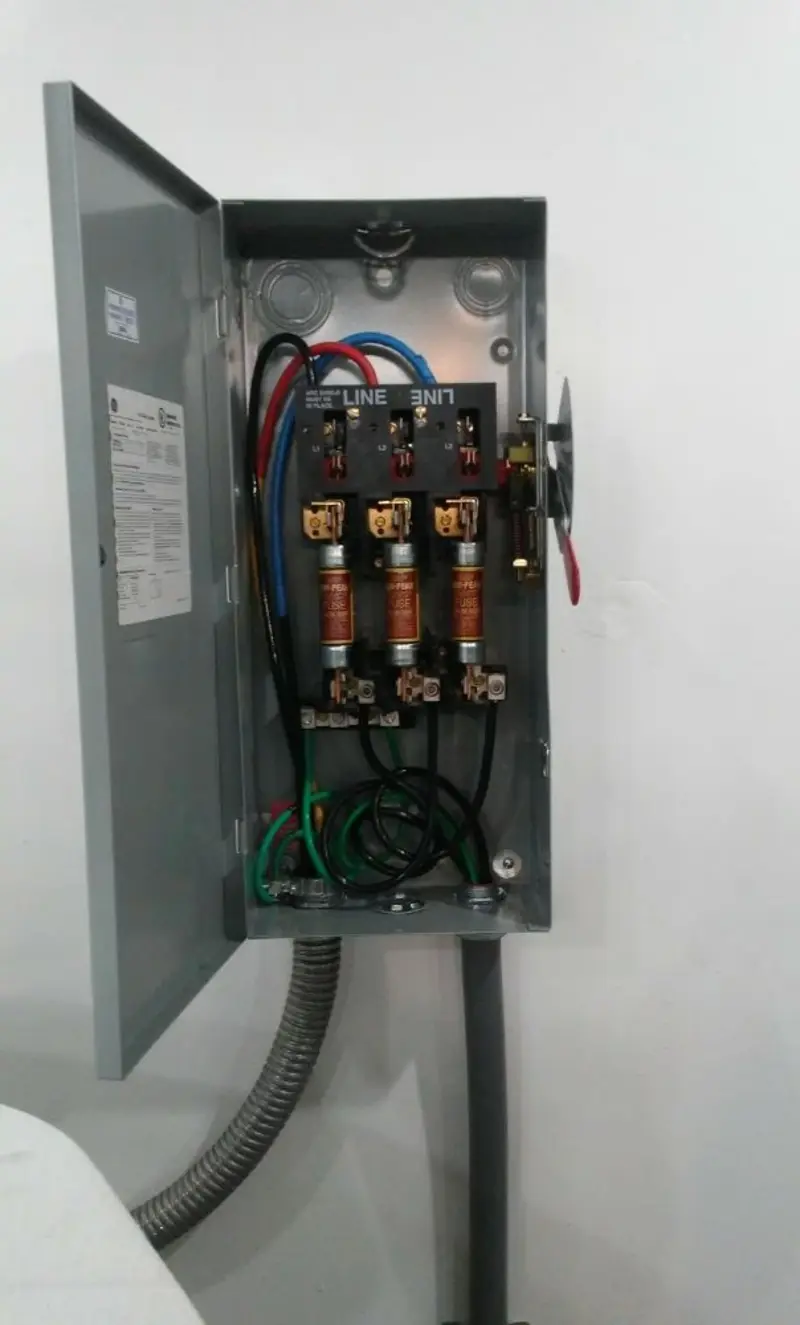 Three-phase disconnect switch installed for Electrical Wiring & Rewiring in Lisbon